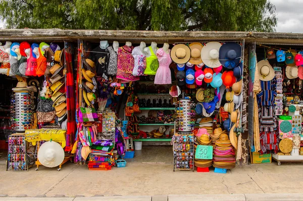 Teotihuacan, Meksika - 27 Ekim 2016: Turistler arasında popüler olan orijinal geleneksel Meksika hediyelik eşya ve giyim pazar yeri.