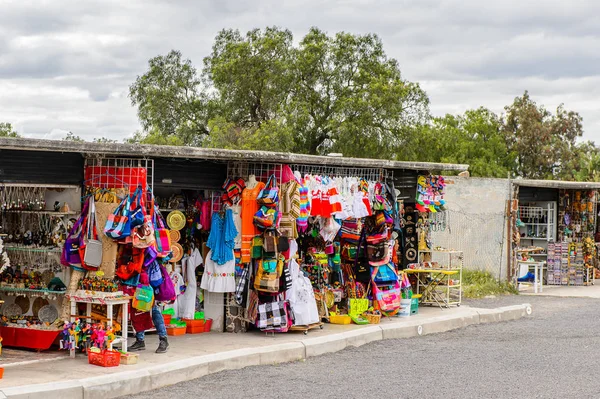 Teotihuacan, Meksika - 27 Ekim 2016: Turistler arasında popüler olan orijinal geleneksel Meksika hediyelik eşya ve giyim pazar yeri.