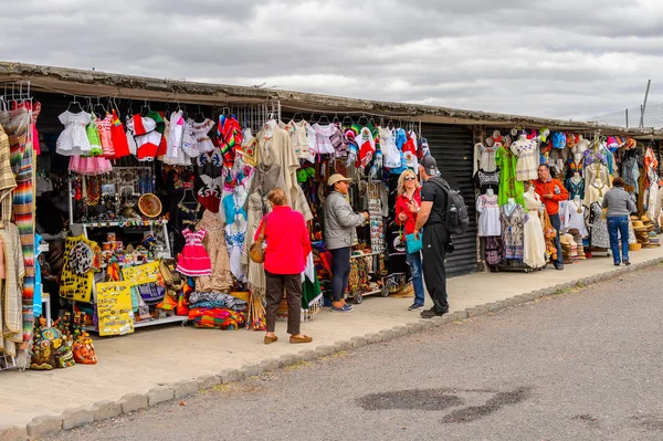 Teotihuacan, Meksika - 27 Ekim 2016: Turistler arasında popüler olan orijinal geleneksel Meksika hediyelik eşya ve giyim pazar yeri.