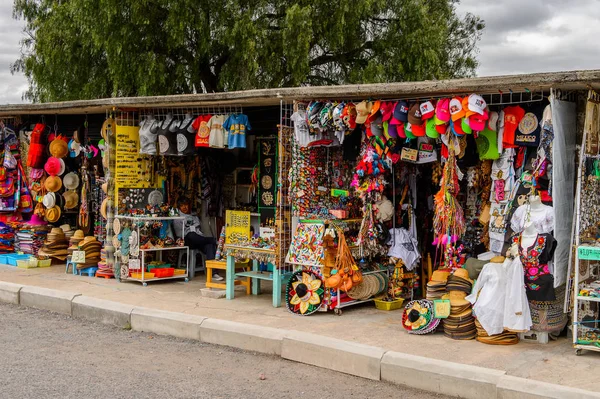 Teotihuacan, Meksika - 27 Ekim 2016: Turistler arasında popüler olan orijinal geleneksel Meksika hediyelik eşya ve giyim pazar yeri.