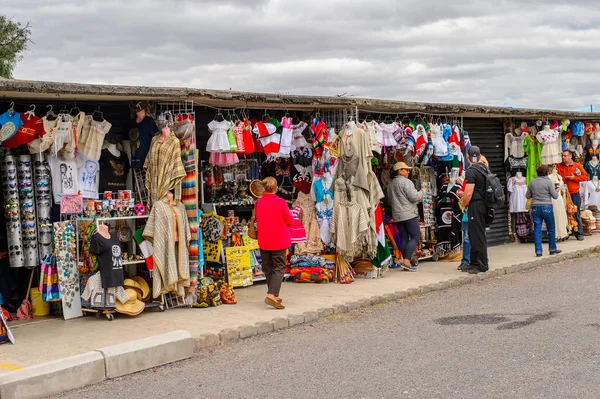 Teotihuacan, Meksika - 27 Ekim 2016: Turistler arasında popüler olan orijinal geleneksel Meksika hediyelik eşya ve giyim pazar yeri.