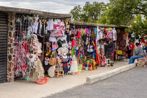 Teotihuacan, Meksika - 27 Ekim 2016: Turistler arasında popüler olan orijinal geleneksel Meksika hediyelik eşya ve giyim pazar yeri.