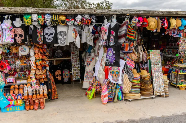 Teotihuacan, Meksika - 27 Ekim 2016: Turistler arasında popüler olan orijinal geleneksel Meksika hediyelik eşya ve giyim pazar yeri.
