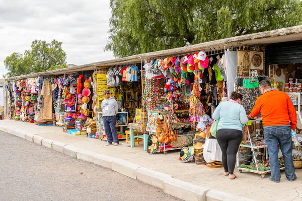 Teotihuacan, Meksika - 27 Ekim 2016: Turistler arasında popüler olan orijinal geleneksel Meksika hediyelik eşya ve giyim pazar yeri.