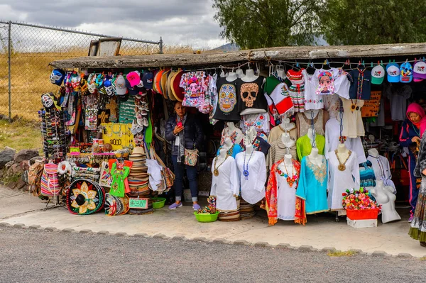 Teotihuacan, Meksika - 27 Ekim 2016: Turistler arasında popüler olan orijinal geleneksel Meksika hediyelik eşya ve giyim pazar yeri.