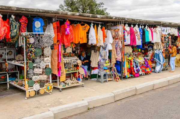 Teotihuacan, Meksika - 27 Ekim 2016: Turistler arasında popüler olan orijinal geleneksel Meksika hediyelik eşya ve giyim pazar yeri.