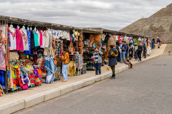 Teotihuacan, Meksika - 27 Ekim 2016: Turistler arasında popüler olan orijinal geleneksel Meksika hediyelik eşya ve giyim pazar yeri.