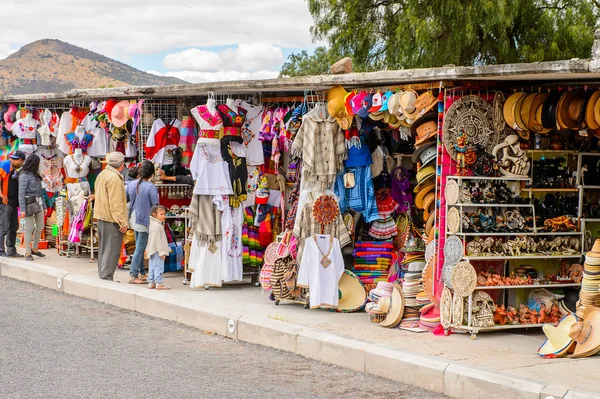 Teotihuacan, Meksika - 27 Ekim 2016: Turistler arasında popüler olan orijinal geleneksel Meksika hediyelik eşya ve giyim pazar yeri.