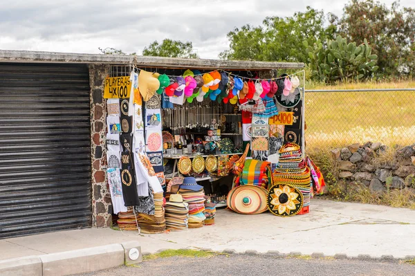 Teotihuacan, Meksika - 27 Ekim 2016: Turistler arasında popüler olan orijinal geleneksel Meksika hediyelik eşya ve giyim pazar yeri.