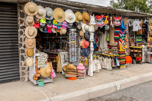 Teotihuacan, Meksika - 27 Ekim 2016: Turistler arasında popüler olan orijinal geleneksel Meksika hediyelik eşya ve giyim pazar yeri.