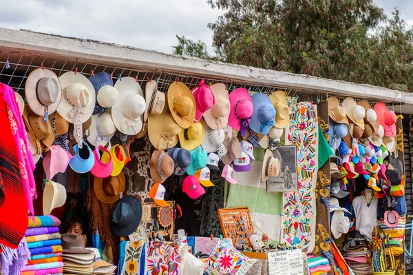Teotihuacan, Meksika - 27 Ekim 2016: Turistler arasında popüler olan orijinal geleneksel Meksika hediyelik eşya ve giyim pazar yeri.