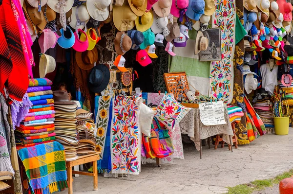 Teotihuacan, Meksika - 27 Ekim 2016: Turistler arasında popüler olan orijinal geleneksel Meksika hediyelik eşya ve giyim pazar yeri.