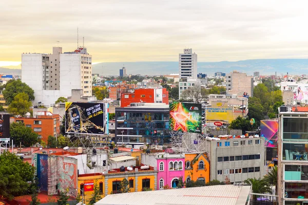Mexico City, Mex - Eki 27, 2016: Mexico City Bölgesi Rosa Mimarisi (Pembe Bölge), Df, Zona Rosa alışveriş, gece hayatı, gay topluluğu ile ünlü bir mahalle