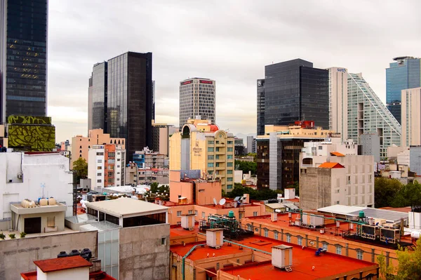 Mexico City, Mex - Eki 27, 2016: Mexico City Bölgesi Rosa Mimarisi (Pembe Bölge), Df, Zona Rosa alışveriş, gece hayatı, gay topluluğu ile ünlü bir mahalle