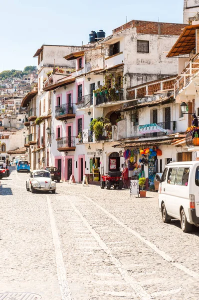 Taxco, Meksika - 28 Ekim 2016: Taxco, Meksika'nın mimarisi ve caddesi. Kasaba Gümüş ürünleri ile bilinir