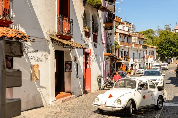 Taxco, Meksika - 28 Ekim 2016: Taxco, Meksika'nın mimarisi ve caddesi. Kasaba Gümüş ürünleri ile bilinir