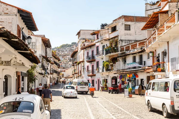 Taxco, Meksika - 28 Ekim 2016: Taxco, Meksika'nın mimarisi ve caddesi. Kasaba Gümüş ürünleri ile bilinir