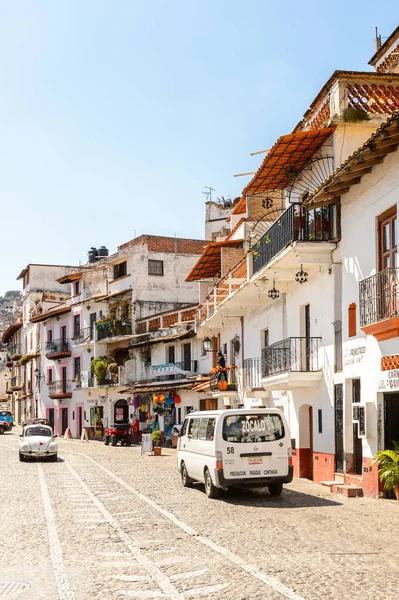 Taxco, Meksika - 28 Ekim 2016: Taxco, Meksika'nın mimarisi ve caddesi. Kasaba Gümüş ürünleri ile bilinir