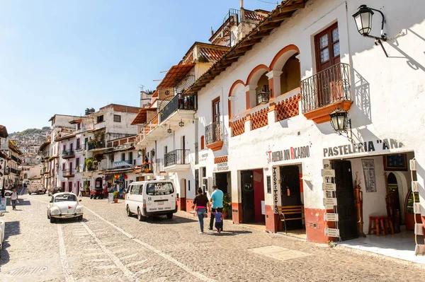 Taxco, Meksika - 28 Ekim 2016: Taxco, Meksika'nın mimarisi ve caddesi. Kasaba Gümüş ürünleri ile bilinir