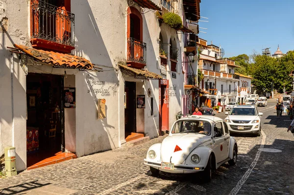 Taxco, Meksika - 28 Ekim 2016: Taxco, Meksika'nın mimarisi ve caddesi. Kasaba Gümüş ürünleri ile bilinir