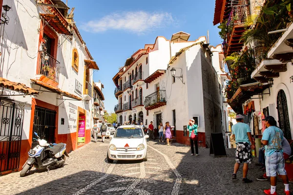 Taxco, Meksika - 28 Ekim 2016: Taxco, Meksika'nın mimarisi ve caddesi. Kasaba Gümüş ürünleri ile bilinir