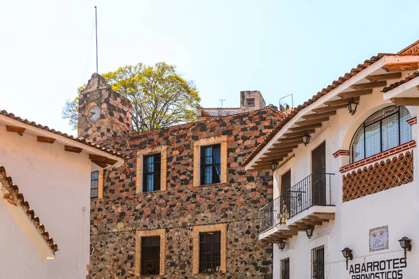 Taxco, Meksika - 28 Ekim 2016: Taxco Mimarisi, Meksika. Kasaba Gümüş ürünleri ile bilinir