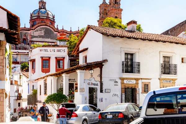 Taxco, Meksika - 28 Ekim 2016: Taxco, Meksika'nın güzel mimarisi. Kasaba Gümüş ürünleri ile bilinir