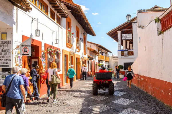 Taxco, Meksika - 28 Ekim 2016: Taxco, Meksika'nın güzel mimarisi. Kasaba Gümüş ürünleri ile bilinir