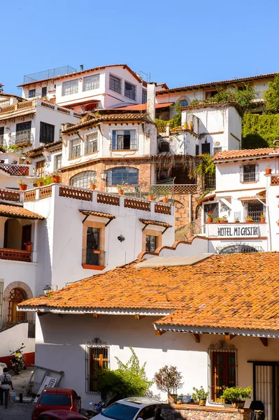 Taxco, Meksika - 28 Ekim 2016: Taxco Mimarisi, Meksika. Kasaba Gümüş ürünleri ile bilinir