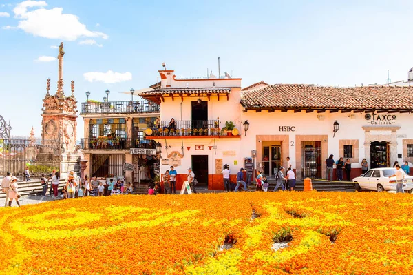 Taxco, Meksika - 28 Ekim 2016: Taxco, Meksika'daki Ana meydan (Zocalo). Kasaba Gümüş ürünleri ile bilinir