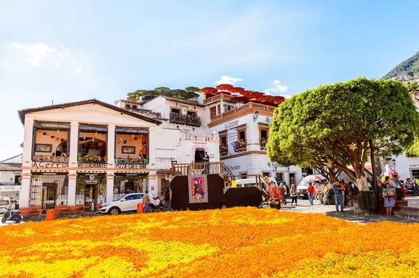 Taxco, Meksika - 28 Ekim 2016: Taxco, Meksika'daki Ana meydan (Zocalo). Kasaba Gümüş ürünleri ile bilinir