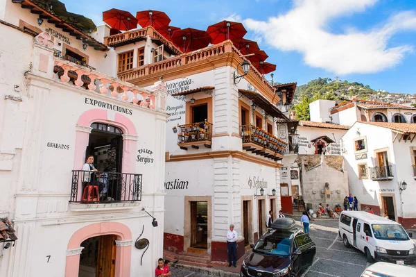 Taxco, Meksika - 28 Ekim 2016: Taxco, Meksika'daki Ana meydan (Zocalo). Kasaba Gümüş ürünleri ile bilinir