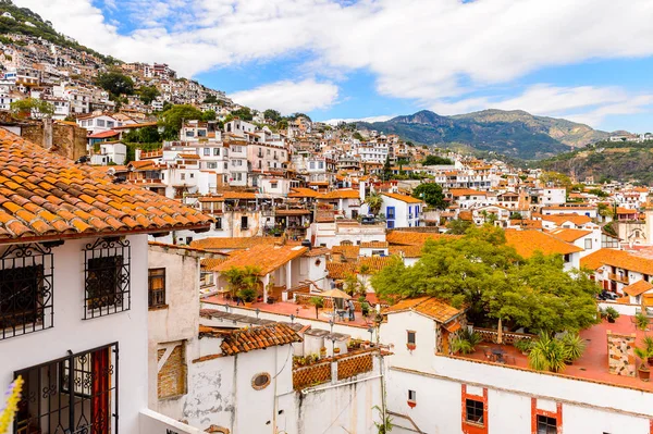 Taxco, Meksika - 28 Ekim 2016: Taxco, Meksika'nın havadan görünümü. Kasaba Gümüş ürünleri ile bilinir
