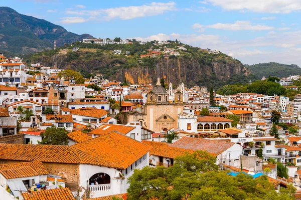 Taxco, Meksika - 28 Ekim 2016: Taxco, Meksika'nın havadan görünümü. Kasaba Gümüş ürünleri ile bilinir