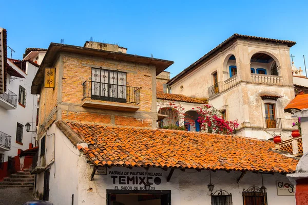 Taxco, Meksika - 28 Ekim 2016: Taxco Mimarisi, Meksika. Kasaba Gümüş ürünleri ile bilinir