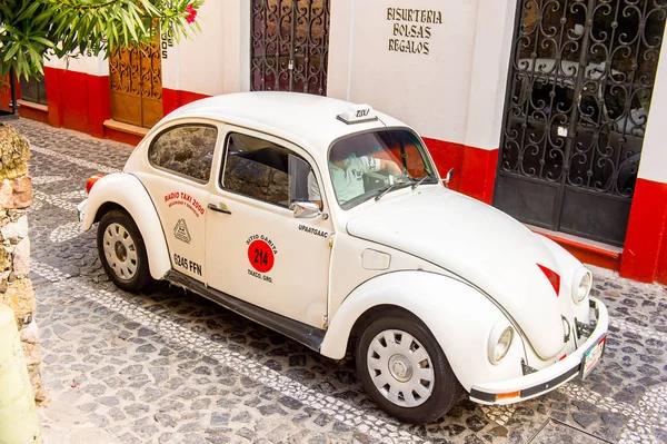 Taxco, Meksika - 28 Ekim 2016: Taxco, Meksika caddesinde beyaz taksi. Kasaba Gümüş ürünleri ile bilinir