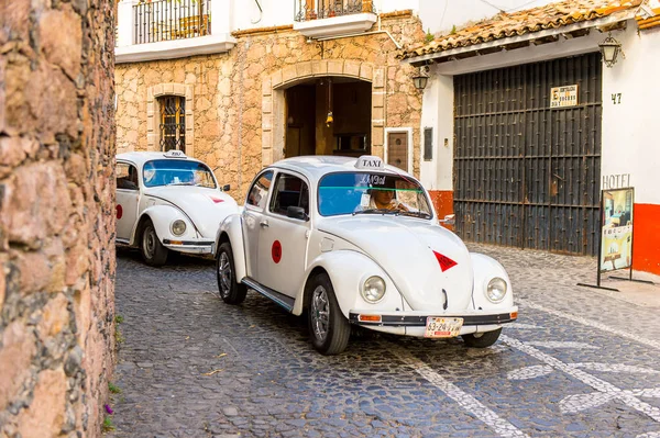 Taxco Mexiko Oktober 2016 Vit Taxi Cab Gatan Taxco Mexiko — Stockfoto