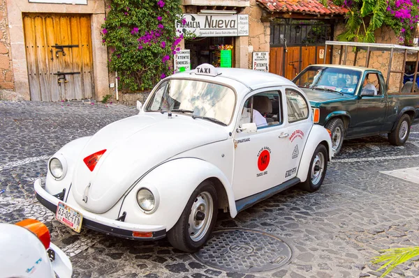 Taxco, Meksika - 28 Ekim 2016: Taxco, Meksika caddesinde beyaz taksi. Kasaba Gümüş ürünleri ile bilinir