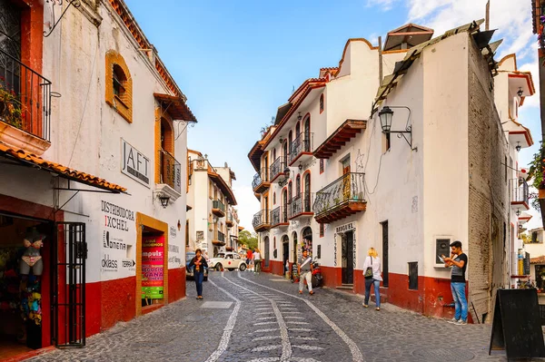 Taxco, Meksika - Eki 28, 2016: Taxco sokak güzel görünümü , Meksika. Kasaba Gümüş ürünleri ile bilinir