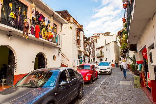 Taxco, Meksika - Eki 28, 2016: Taxco sokak güzel görünümü , Meksika. Kasaba Gümüş ürünleri ile bilinir
