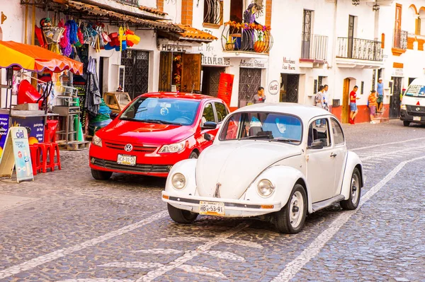 Taxco, Meksika - Eki 28, 2016: Taxco sokakta Beyaz Taksi araba, Meksika. Kasaba Gümüş ürünleri ile bilinir