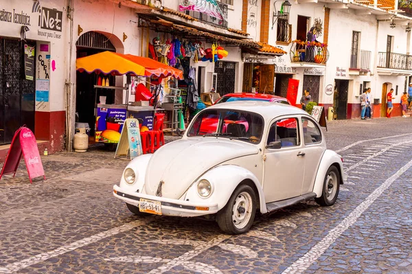 Taxco, Meksika - Eki 28, 2016: Taxco sokakta Beyaz Taksi araba, Meksika. Kasaba Gümüş ürünleri ile bilinir