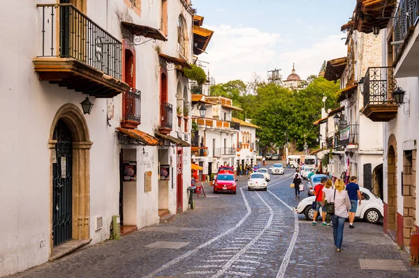 Taxco, Meksika - Eki 28, 2016: Taxco sokak güzel görünümü , Meksika. Kasaba Gümüş ürünleri ile bilinir