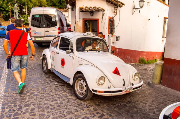 Taxco, Meksika - Eki 28, 2016: Taxco sokakta Beyaz Taksi araba, Meksika. Kasaba Gümüş ürünleri ile bilinir