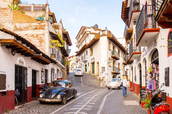 Taxco, Meksika - Eki 28, 2016: Taxco sokak güzel görünümü , Meksika. Kasaba Gümüş ürünleri ile bilinir
