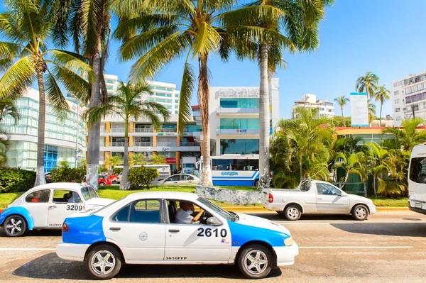 Acapulco, Meksika - 29 Ekim 2016: Meksika'nın Pasifik kıyısındaki Guerrero eyaletinde ki önemli bir liman olan Acapulco de Juarez'de trafik