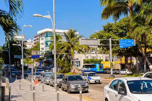 Acapulco, Meksika - 29 Ekim 2016: Meksika'nın Pasifik kıyısındaki Guerrero eyaletinde ki önemli bir liman olan Acapulco de Juarez'de trafik