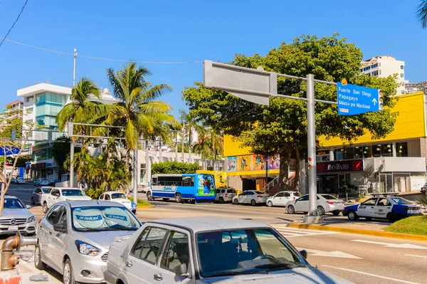 Acapulco, Meksika - 29 Ekim 2016: Meksika'nın Pasifik kıyısındaki Guerrero eyaletinde ki önemli bir liman olan Acapulco de Juarez'de trafik
