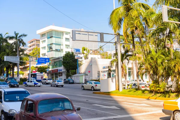 Acapulco, Meksika - 29 Ekim 2016: Meksika'nın Pasifik kıyısındaki Guerrero eyaletinde ki önemli bir liman olan Acapulco de Juarez'de trafik