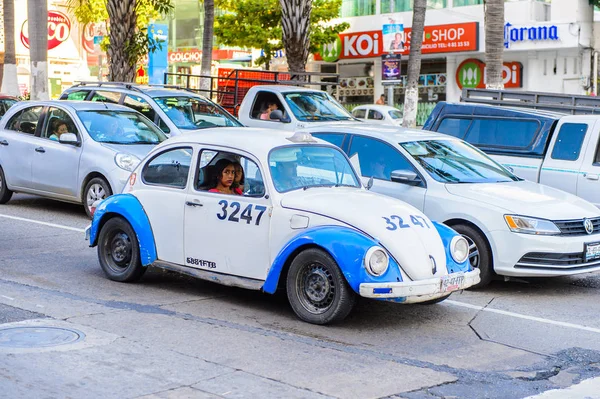 Acapulco, Meksika - 29 Ekim 2016: Meksika'nın Pasifik kıyısındaki Guerrero eyaletinde önemli bir liman olan Acapulco de Juarez'de taksi